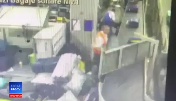 Imagini revoltătoare pe Otopeni. Cum sunt aruncate bagajele pasagerilor de angajații unei firme