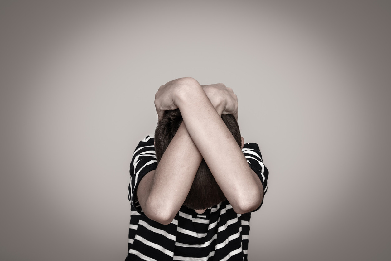 Copil cu probleme cardiace pedepsit în fața clasei. A fost pus să stea în genunchi