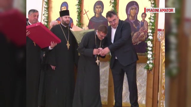 Incident la o slujbă religioasă. Un preot a încercat să îi pupe mâna lui Marian Oprișan