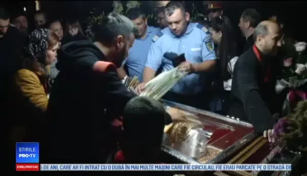 Reacţia unei femei care a stat 24 de ore la Sfânta Parascheva. "Venim când îşi serbează ziua"