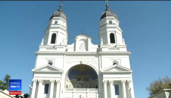 Reacţia unei femei care a stat 24 de ore la Sfânta Parascheva. "Venim când îşi serbează ziua"