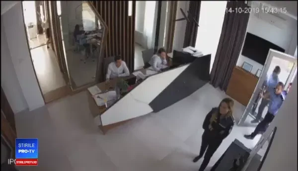 Patroana unei firme, luată pe sus de polițiști, din greșeală. „M-a amenințat dacă sun la 112”