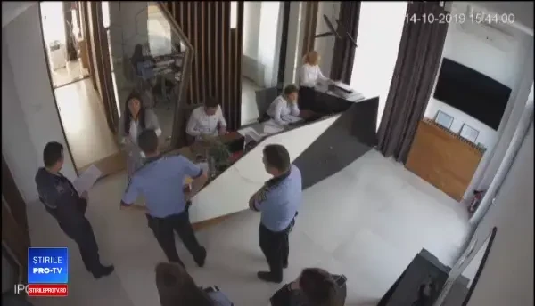 Patroana unei firme, luată pe sus de polițiști, din greșeală. „M-a amenințat dacă sun la 112”