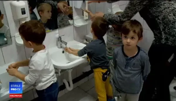 Începerea școlii a înmulțit cazurile de hepatita A. Multe instituții nu au apă și săpun