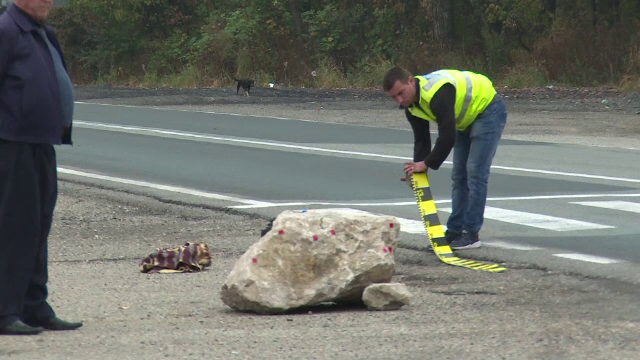 Pieton în stare gravă, după ce s-a lovit în fugă de o maşină. "Venea cam rătutit"