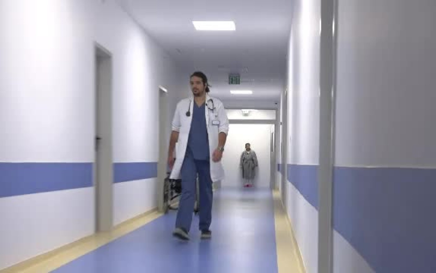 Un tanar medic ajuta gratuit oamenii bolnavi din zonele defavorizate. „E ca un spirit protector”