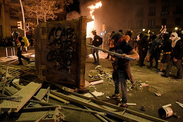 A treia zi de proteste violente în Barcelona. Avertismentul TAROM