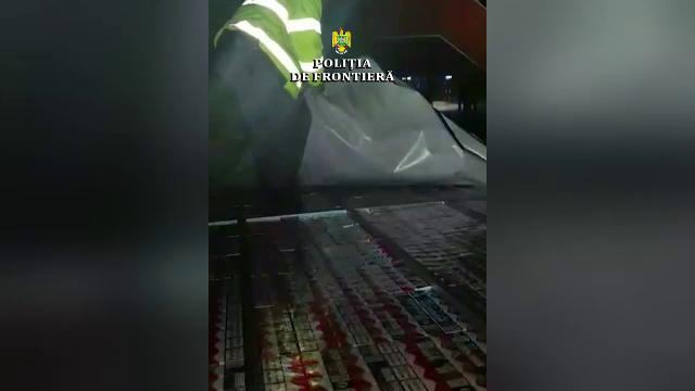 Descoperirea polițiștilor în plafonul fals al unei autoutilitare, în Vama Borș