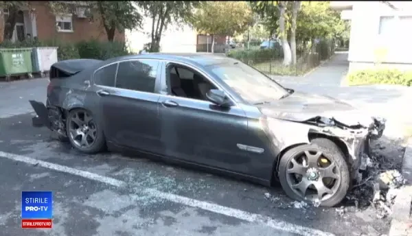 Mai multe mașini incendiate în Arad, inclusiv a unui fost polițist. Ce cred anchetatorii