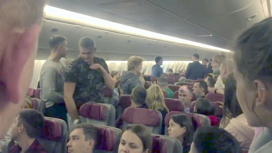 Un bărbat beat a încercat să deschidă ușa unui avion. Ce i-au făcut pasagerii