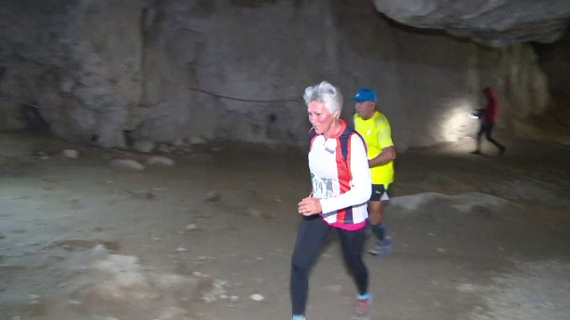 Competiție inedită de alergat prin peșteră în Gorj. Pericolele din calea participanților