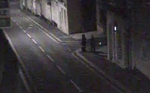 „Trebuie să te omor”. Momentul în care un tânăr urmărește și atacă o fată noaptea pe stradă