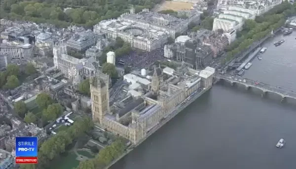 Protest cu mii de oameni în Londra. Votul asupra acordului de retragere a fost amânat