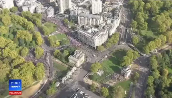 Zeci de mii de oameni au ieşit în stradă la Londra