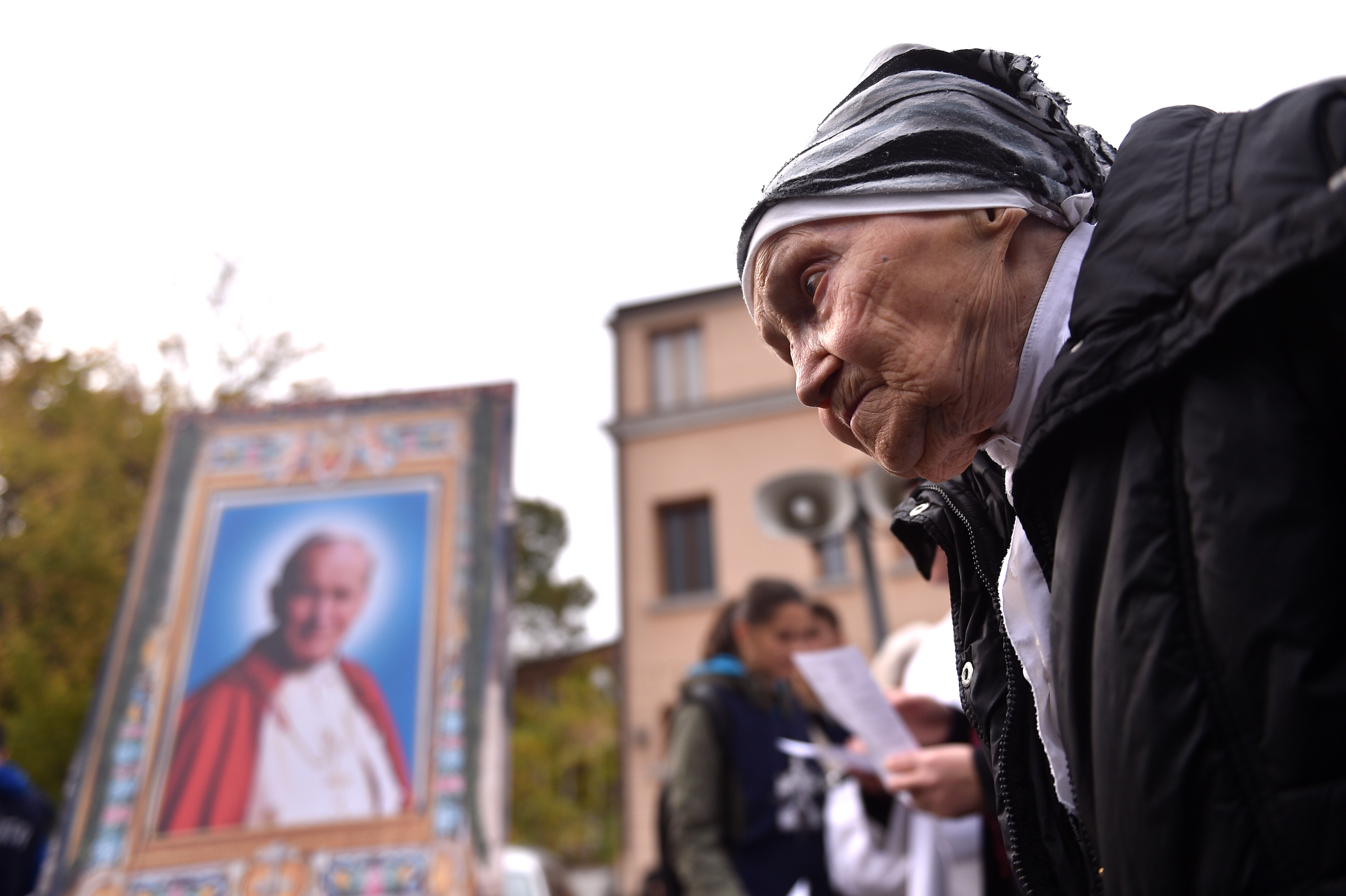 Relicva Sfântului Papă Ioan Paul al II-lea, purtată duminică în procesiune în Capitală