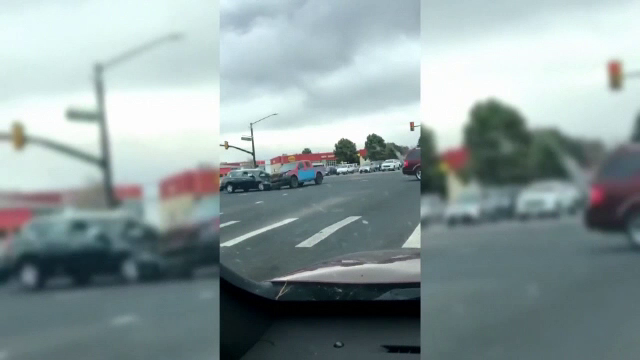 Accident în lanț după o urmărire ca în filme a poliției. „I-au ameninţat cu pistoalele prin geam”