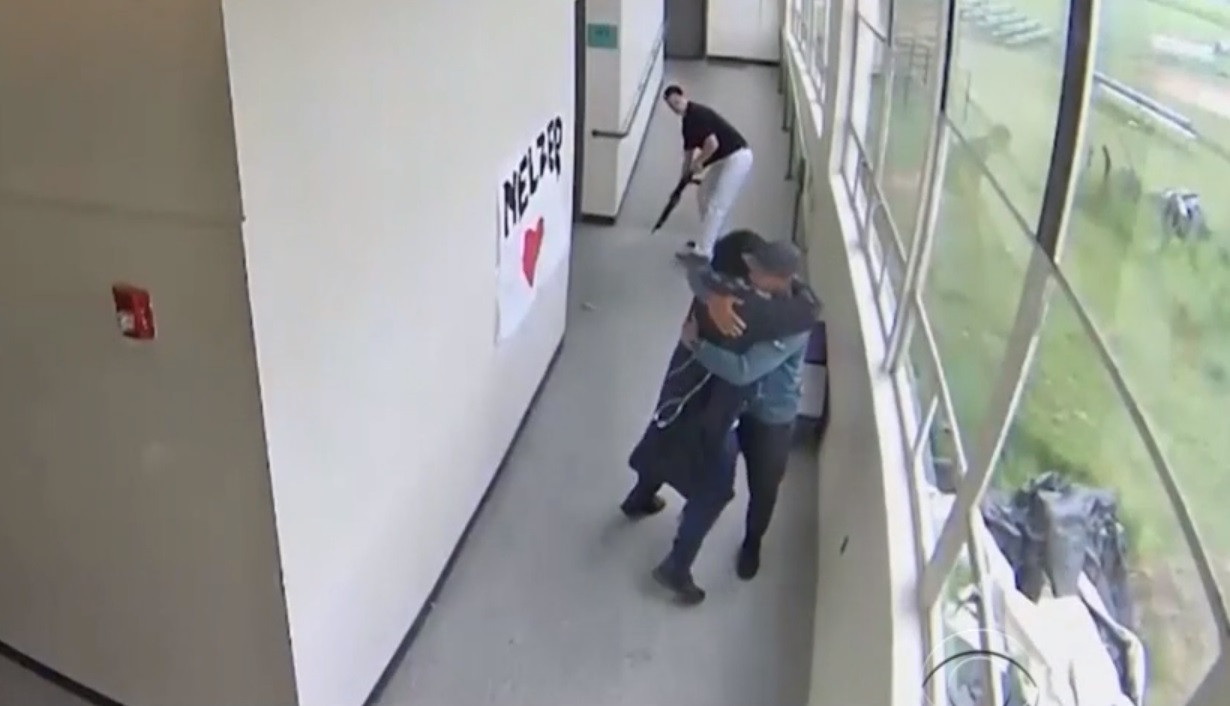 Reacția uimitoare a unui profesor când a văzut un elev înarmat în școală. VIDEO