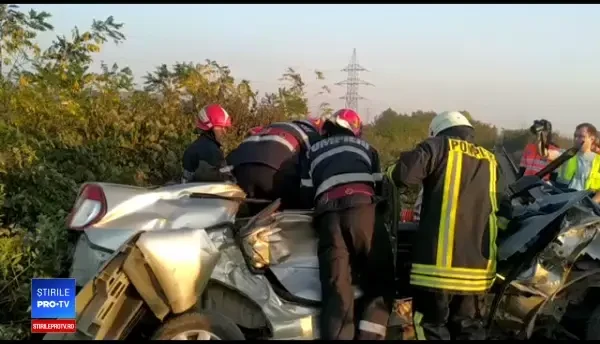 Un bărbat și o femeie au murit după ce mașina lor a fost lovită de tren, în Dâmbovița