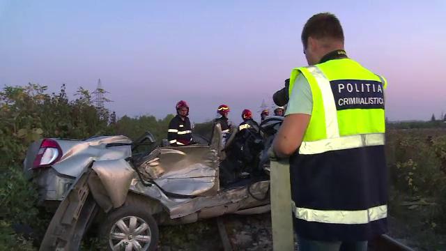 Doi soți au murit, după ce mașina lor a fost lovită de tren. Mărturiile localnicilor