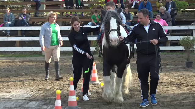 Terapie prin echitație. Mai multe familii au luat parte la un concurs de călărit