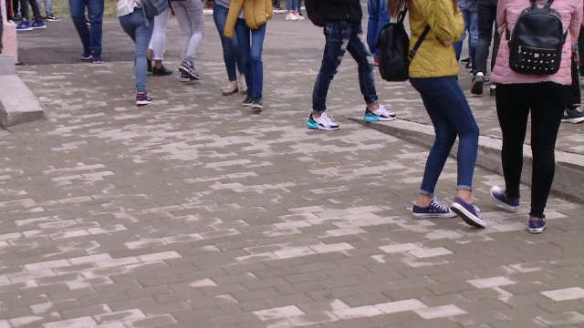 O copilă de 14 ani din Bistrița a ajuns la spital snopită în bătaie de mai multe adolescente. Au umilit-o până când a leșinat