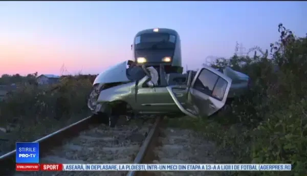 Doi soți au murit, după ce mașina lor a fost lovită de tren. Mărturiile localnicilor