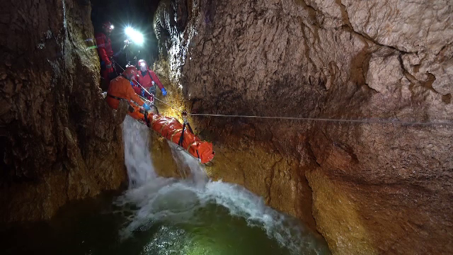 Salvare spectaculoasă din Peştera Şura Mare. Speologii au exersat o misiune dificilă