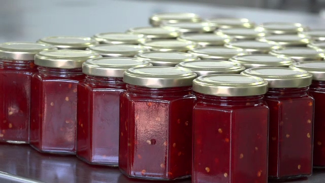 Fructele ce ar putea să-i îmbogăţească pe români se usucă, neculese. În Italia se vând cu mii de euro