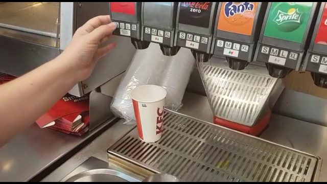 Neregulile găsite de inspectori la McDonald's şi KFC. Ce puneau angajaţii în paharele de suc