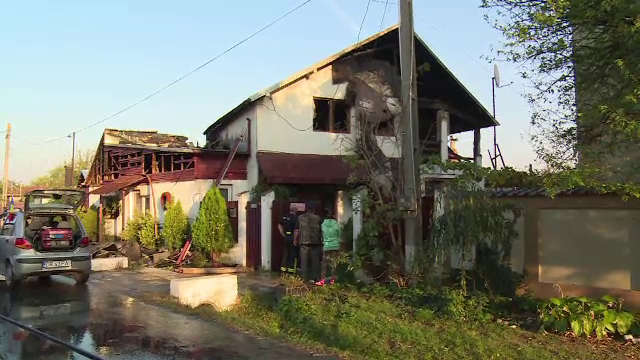O casă și barul de lângă, distruse de un incendiu în Dâmbovița. De la ce a pornit focul