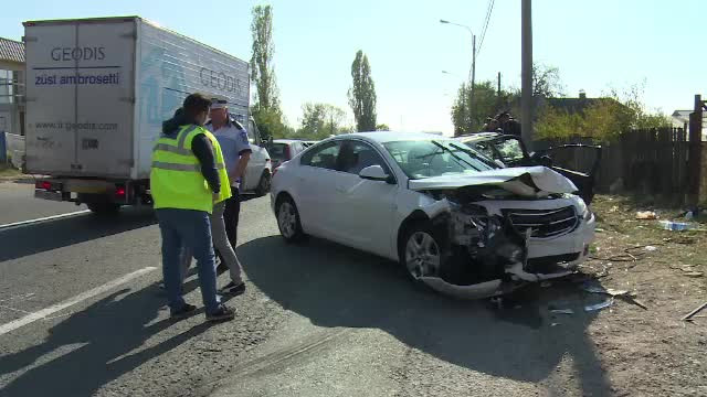 Dezastrul provocat de o șoferiță de 20 de ani în Dâmbovița. Cinci oameni au fost răniți