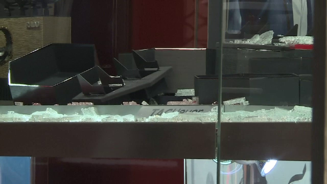 Jaf de milioane de euro la un magazin de bijuterii. Ce au lăsat în urmă hoții