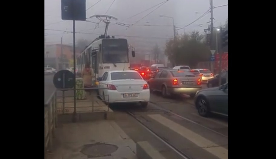 Scenă uluitoare în București. Ce i-a cerut o șoferiță unui vatman cu care s-a întâlnit pe contrasens