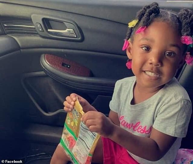 Momentul în care o fată de 3 ani este ademenită cu bomboane de un criminal. VIDEO