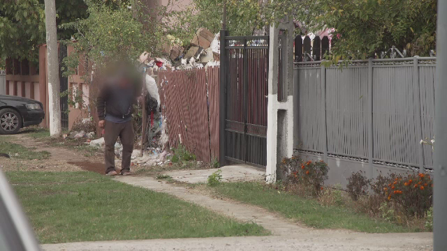 Şi-a umplut casa cu atâtea gunoaie că a ajuns să doarmă în curte. "Sunt cam multe, aşa e"