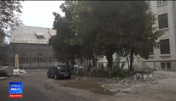 Şcoală din Buzău, reparată de vietnamezi şi indieni. "Pentru ei e o mină de aur"