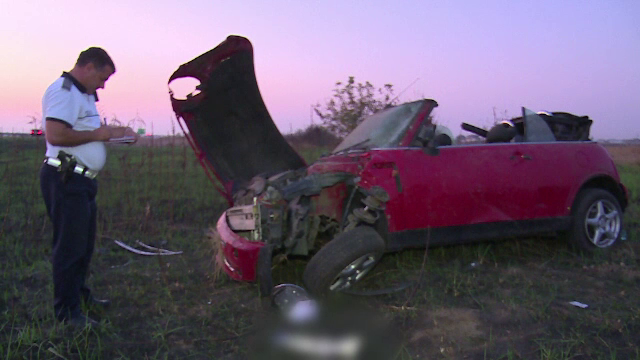 Șoferiță găsită în stare gravă în mașină, pe marginea autostrăzii A1. Ce s-ar fi întâmplat