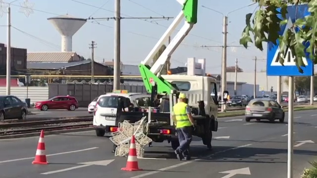 Reacțiile arădenilor când au văzut că primăria instalează deja luminile de Crăciun