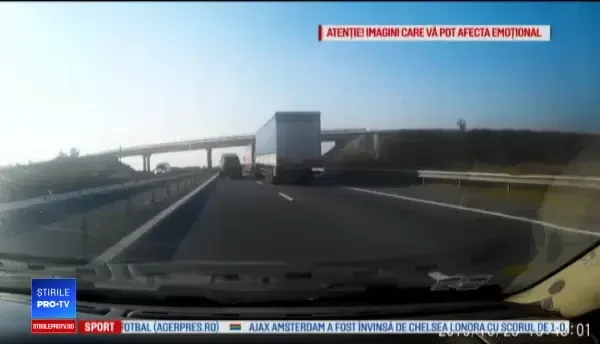 Accident filmat pe A1. Un microbuz care tracta o remorcă a fost distrus