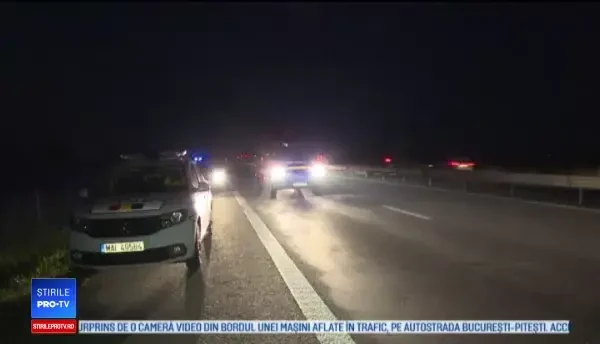 Accident filmat pe A1. Un microbuz care tracta o remorcă a fost distrus