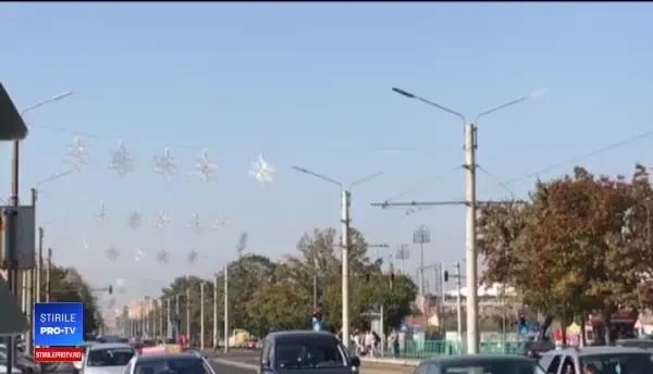 Reacțiile arădenilor când au văzut că primăria instalează deja luminile de Crăciun