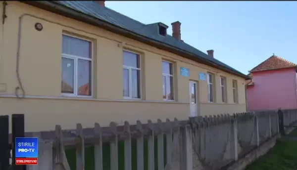 Elevă zdrobită de pe poarta de pe terenul de sport al şcolii. Directorul spune că primăria trebuie să o fixeze