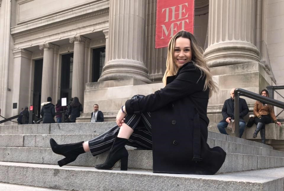 A fost uimită să vadă pozele din vacanță ale fiicei sale. Detaliu unic surprins pe fundal