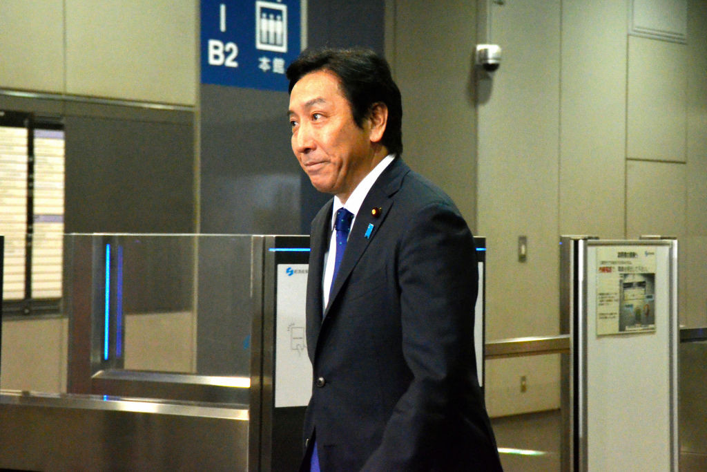 Ministrul Industriei din Japonia a demisionat după ce a dat mită alegătorilor pepeni și crabi