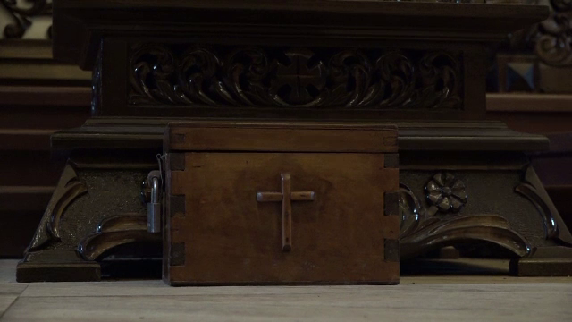 Hoț prins cu ajutorul sătenilor. Spărgea "cutia milei" de la biserici ca să joace la "păcănele"