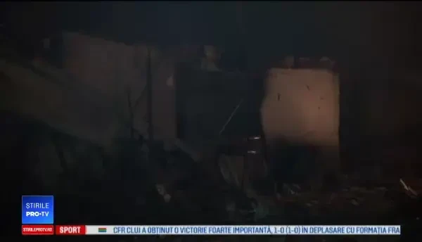 Un incendiu puternic a distrus 4 case din Bacău. Focul, întreținut de lemnele pentru iarnă