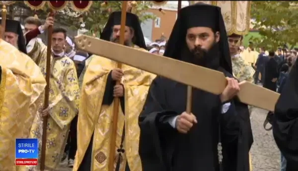 Pelerinaj de Sfântul Dumitru. Oamenii au așteptat și 10 ore să se roage la moaște