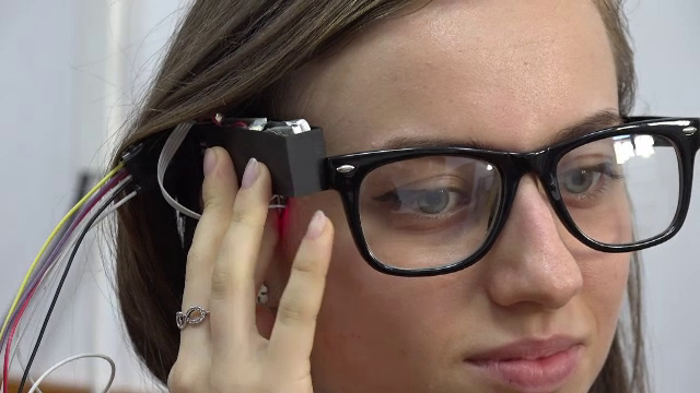 Doi elevi din România au inventat ochelarii care măsoară cât de fericit e purtătorul lor