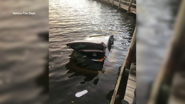 O bătrână a stat cu mașina în lac o noapte întreagă. Cum a salvat-o un trecător