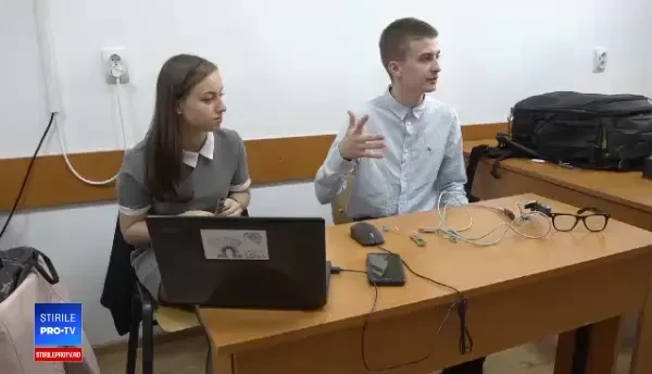 Ochelarii care măsoară fericirea, inventați de doi elevi din Suceava